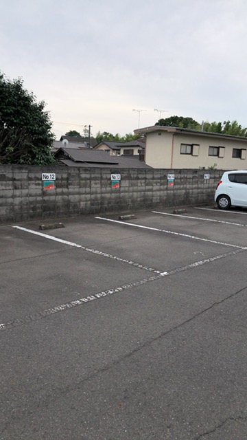 月極駐車場空き状況（普通車13台、軽自動車２台）